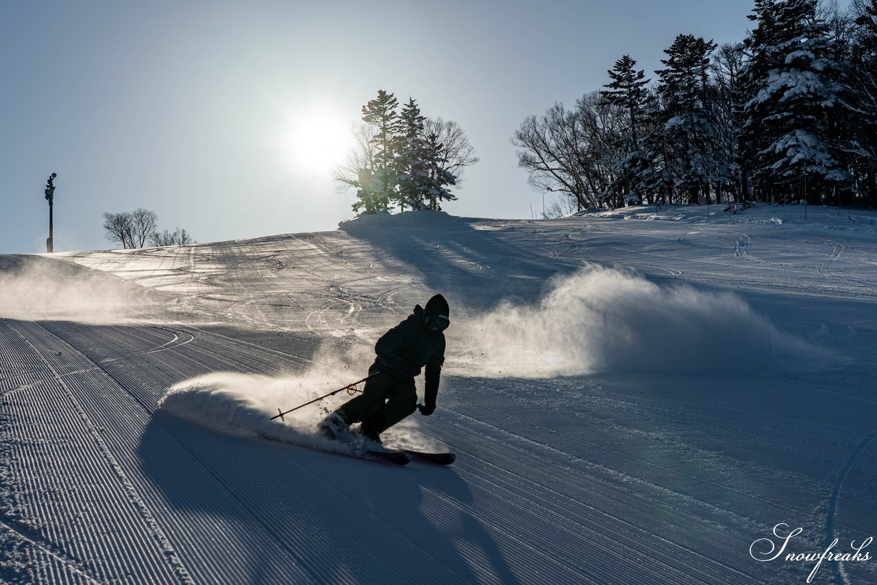 小樽天狗山スキー場　大雲海発生！息を吞む絶景とドライパウダー。北海道の雪山の魅力が詰まったローカルゲレンデを滑る！